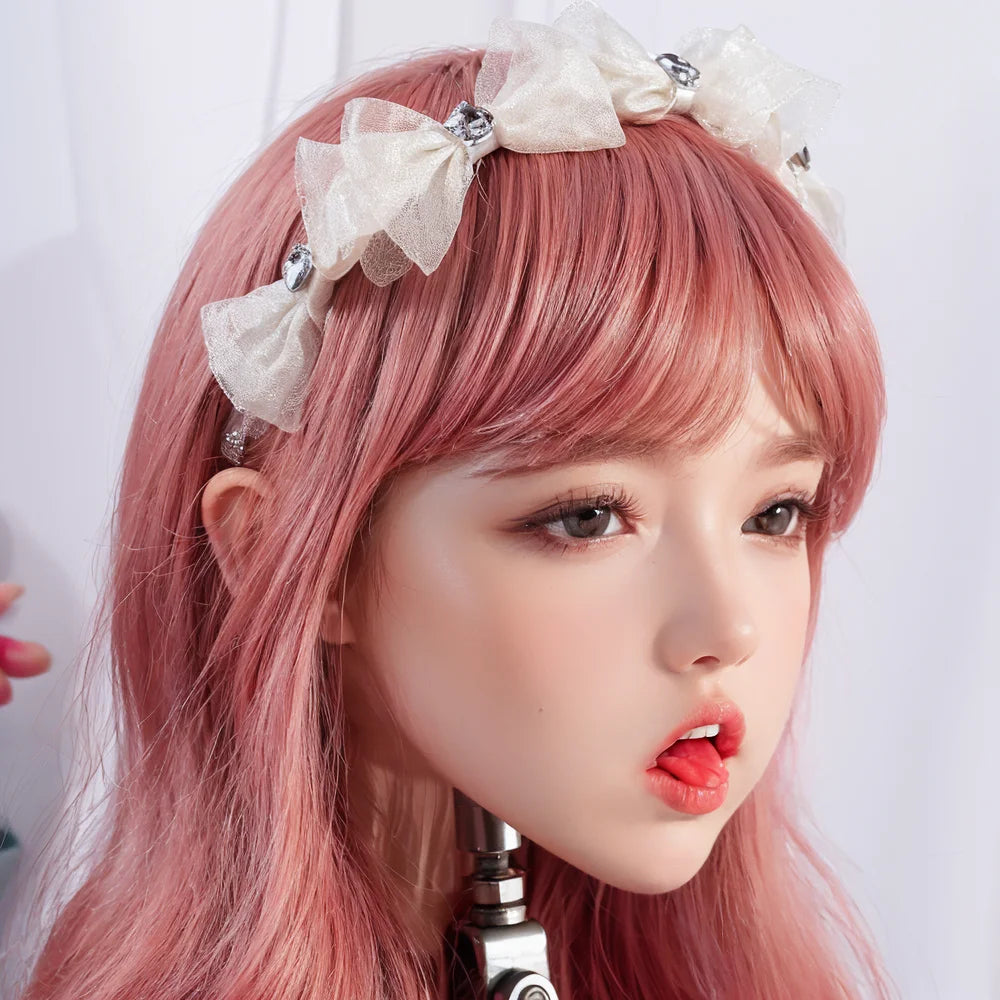 Real human hair body model head image, equipped with tools and clips - 100% smooth hair, suitable for hairstylists to display cl